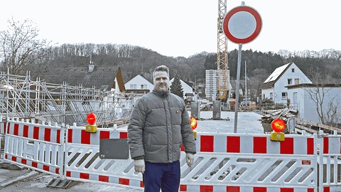 Alexander Dejon, Ortsbürgermeister von Schweppenhausen, steht vor der Brücke, die im Ortskern neu gebaut wird. Sie ist für den verkehr gesperrt.  (Foto: SWR, V. Siemers)