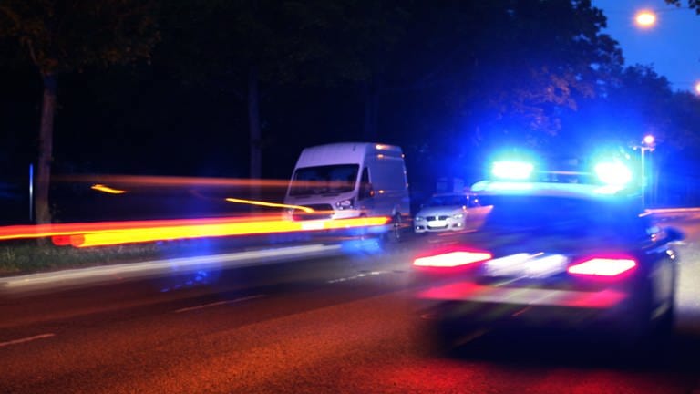 Ein Einsatzfahrzeug der Mainzer Polizei ist nachts mit Blaulicht unterwegs. (Foto: SWR, D. Brusch)