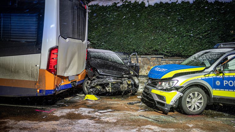 Die Verfolgugnsjagd der Polizei mit einem 33-jährigen Autofahrer endete mit einem schweren Unfall. (Foto: Wiesbaden 112)