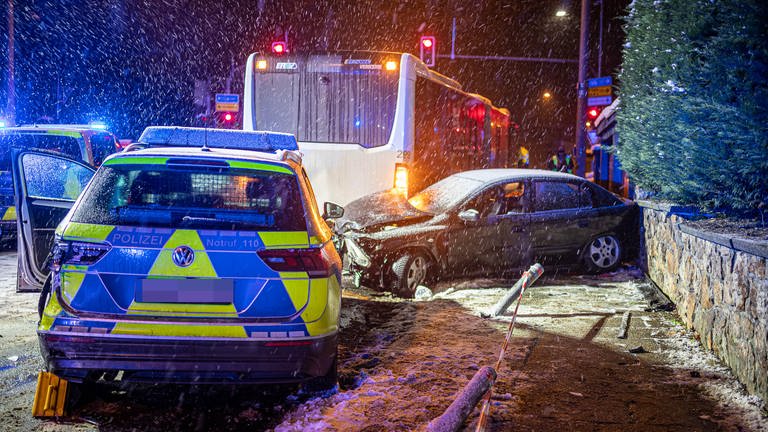 Vier Polizeibeamte wurden bei der Verfolgungsjagd verletzt. Der Autofahrer war betrunken. (Foto: Wiesbaden 112)