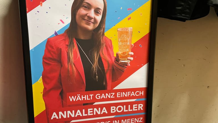 Annalena Boller hält in Mainz einen Fastnachtsvortrag, in dem sie sich als Oberbürgermeisterin bewirbt. (Foto: SWR)