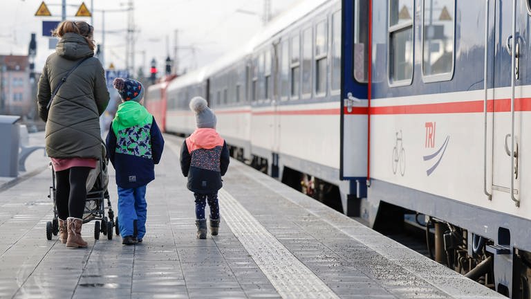 Ein zehnjähriges Mädchen ist am Hauptbahnhof Mainz zurückgeblieben (Foto: picture-alliance / Reportdienste, picture alliance/dpa | Daniel Löb (Symbolbild))