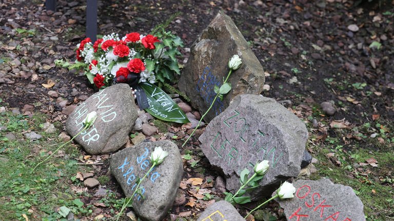 Blumen auf Gedenksteinen für die Opfer in Auschwitz. Denen wird am 27. Januar auch in bad Kreuznach, Mainz und Worms gedacht. (Foto: picture-alliance / Reportdienste, picture alliance/dpa | Bodo Schackow (Symbolbild))