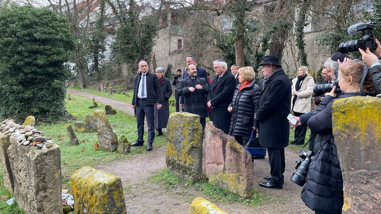 Bundespräsident Frank-Walter Steinmeier beim Besuch des jüdischen Friedhofes in Worms. (Foto: SWR, Christian Bongers)