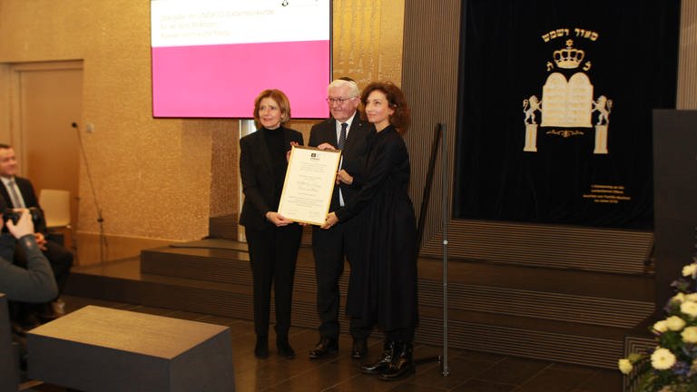Steinmeier überreicht die Anerkennungsurkunde der Unesco an die rheinland-pfälzische Ministerpräsidentin Malu Dreyer. (Foto: SWR, Daniel Brusch)