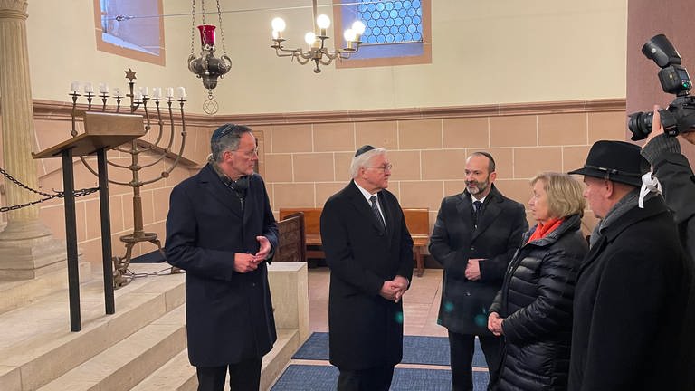 Nachdem Frank-Walter Steinmeier am Vormittag bereits den Friedhof "Heiliger Sand" besuchte, ging er anschließend noch in die Wormser Synagoge.  (Foto: SWR, Christian Bongers)