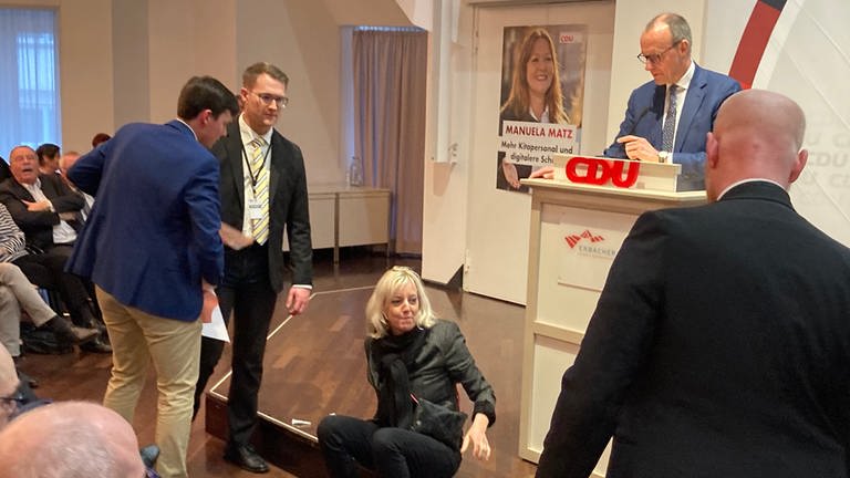 Zwei Klima-Aktivistinnen der "Letzten Generation" haben die Rede des CDU-Bundesvorsitzenden Friedrich Merz im Erbacher Hof in Mainz gestört und festgeklebt.