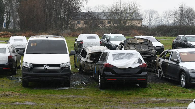 Auf dem Gelände eines Autohauses in Worms sind mehrere Autos abgebrannt (Foto: Crash 24h -News)