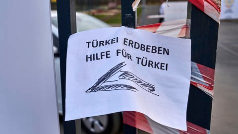 Spendensammelstelle einer Türkischen Gemeinde. Auf einem Zettel wurde ein schwarzer Pfeil gemailt. Zu lesen ist "Hilfe für Türkei". (Foto: dpa Bildfunk, picture alliance / Geisler-Fotopress | Ulrich Stamm/Geisler-Fotopress)