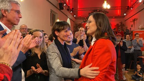 Die OB-Kandidatin der SPD, Mareike von Jungenfeld (r.), steht mit Dezernentin Grosse auf der Wahlparty ihrer Partei (Foto: SWR)