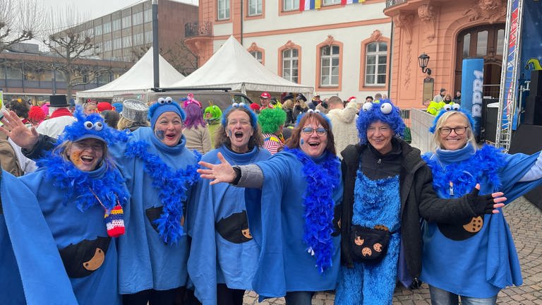 Frauengruppe in blau verkleidet zu Weiberdonnerstag auf dem Mainzer Schillerplatz (Foto: SWR)