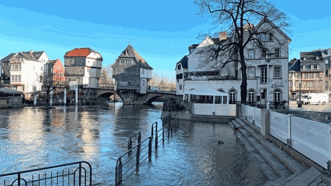 In Bad Kreuznach wurden Mitte Januar entlang der Nahe Spundwände aufgebaut. Der Fluß ist leicht über die Ufer gestiegen. Vereinzelt stehen Treppen im Uferbereich unter Wasser. 