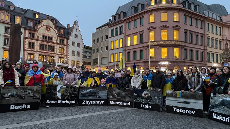 Mehrer hundert Menschen gedenken in Mainz der Toten des Ukraine-Kriegs. (Foto: SWR, Lucretia Gather )