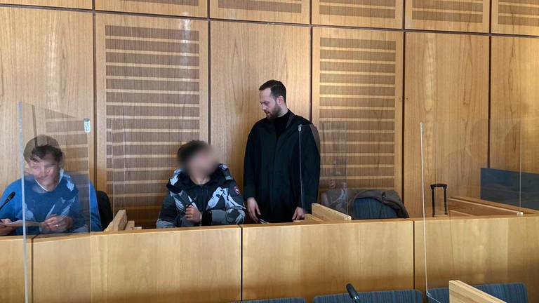Der Angeklagte im Geldautomatensprengerprozess vor dem Landgericht Mainz unterhält sich mit seinem Verteidiger
