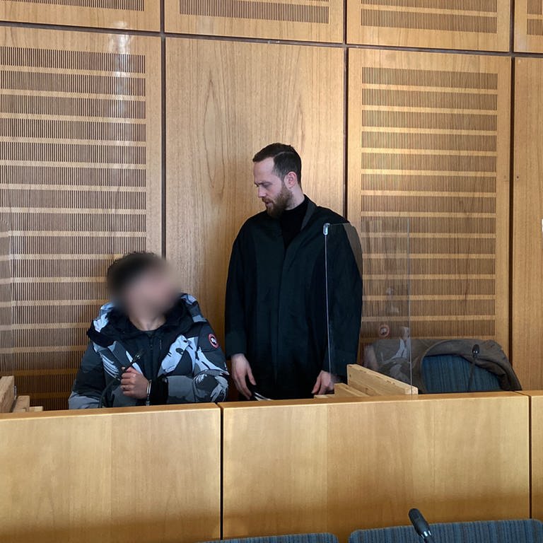 Der Angeklagte im Geldautomatensprengerprozess vor dem Landgericht Mainz unterhält sich mit seinem Verteidiger (Foto: SWR, Damaris Diener)