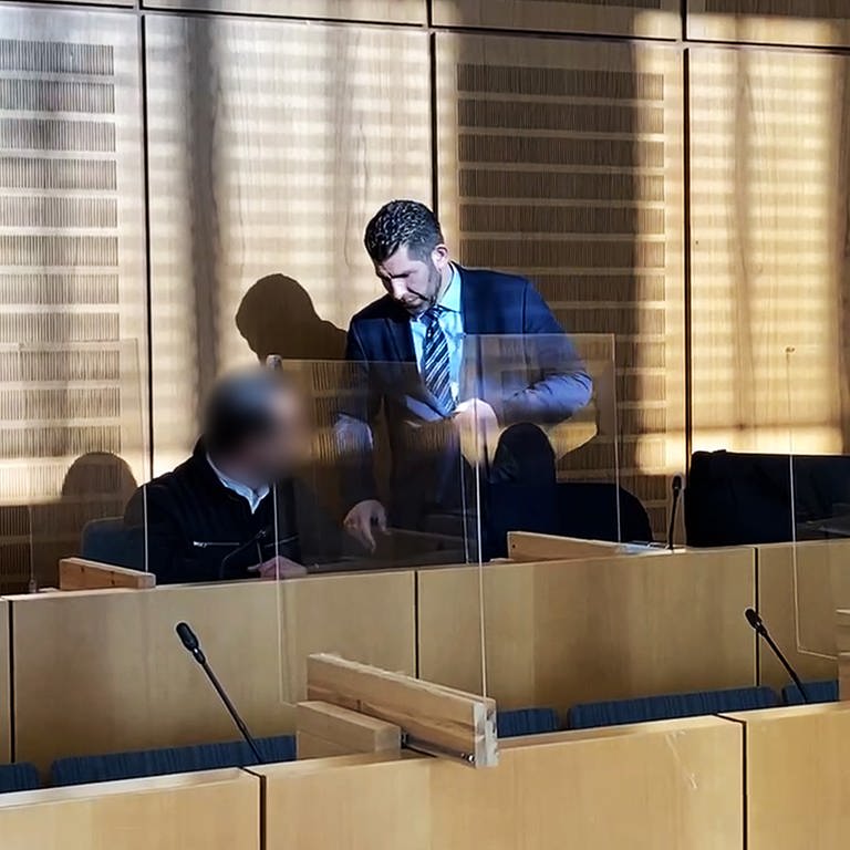 Der Angeklagte mit seinem Verteidiger im Wormser Raserprozess vor dem Mainzer Landgericht