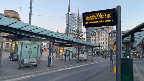 Auf dem Vorplatz des Mainzer Hauptbahnhofs kündigt eine Anzeige den Streik im ÖPNV an, es fahren keine Busse (Foto: SWR)