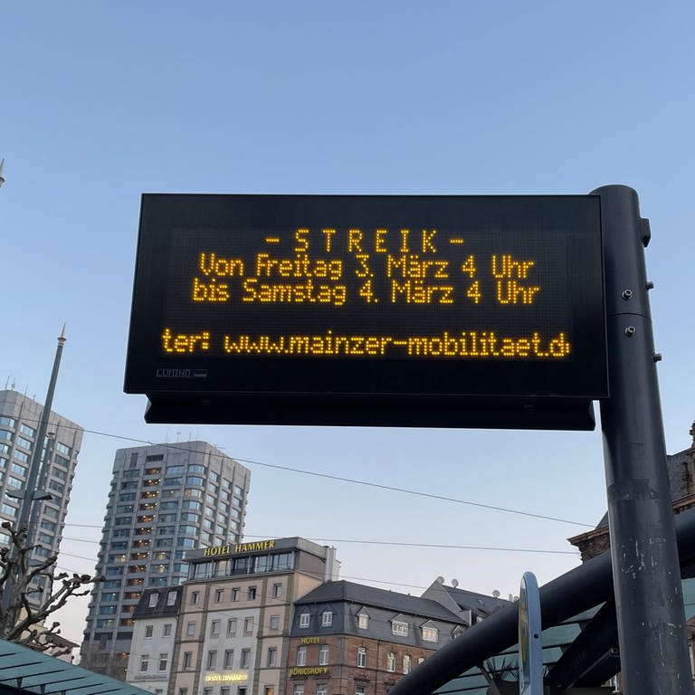 Eine Anzeigentafel am Bahnhofsvorplatz am Mainzer Hauptbahnhof kündigt den Streik im ÖPNV am 3. März an (Foto: SWR)