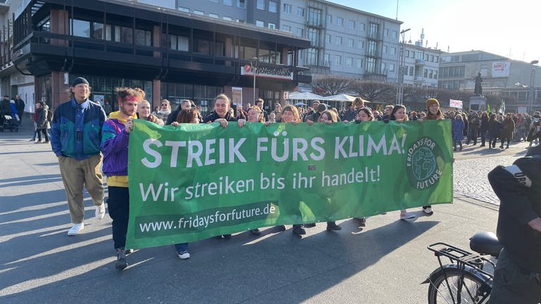 Mehr als 1.000 Menschen nahmen an der Aktion von "Fridays for Future" in Mainz teil (Foto: SWR)