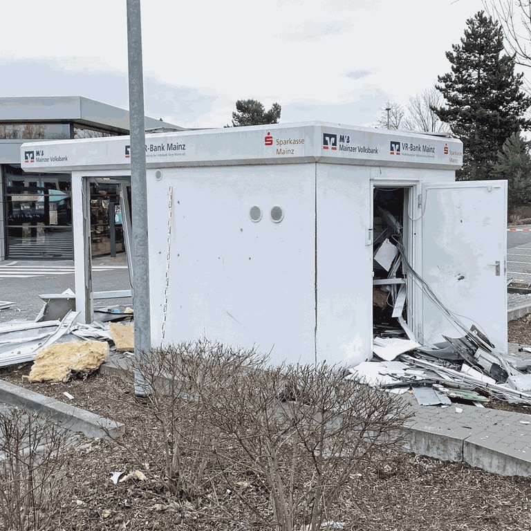 Der Pavillion eines freistehende Geldautoatens in Mainz-Finthen wurde durch eine Explosion zerstört. Auf dem Parkplatz, auf dem der Automat stand, liegen Trümmerteile. (Foto: SWR, D. Brusch)