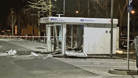 In Finthen in Mainz haben Unbekannte in der Nacht auf Dienstag einen Geldautomat der Mainzer Volksbank in die Luft gesprengt. Der Automat befand sich in einem freistehenden Häuschen.  (Foto: BYC-News)