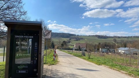 In Großwinternheim steht der Weinautomat direkt am Startpunkt einer Hiwweltour. (Foto: SWR, Sabine Steinbrecher)