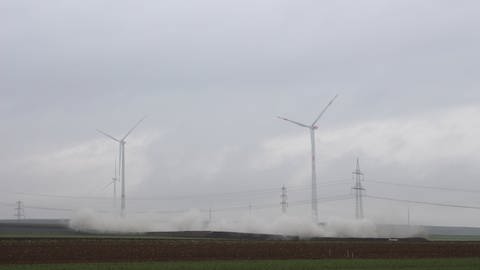 Die Sprengung des Windrades hat eine meterlange Staubwolke verursacht. (Foto: SWR, Daniel Brusch)