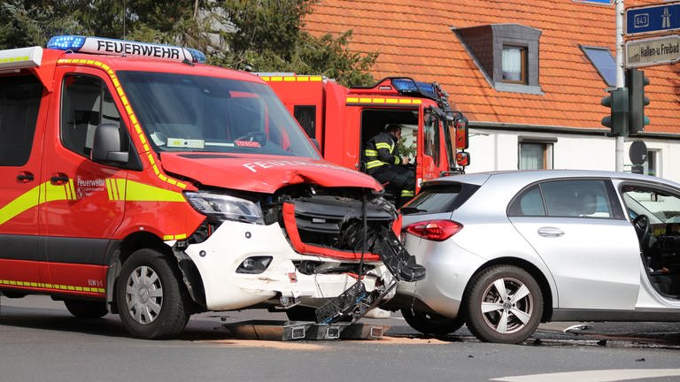 Bei einem Unfalll zwischen einem Einsatzfahrzeug der Mainzer Feuerwehr und einem Auto wurden vier Menschen verletzt. (Foto: BYC-News)