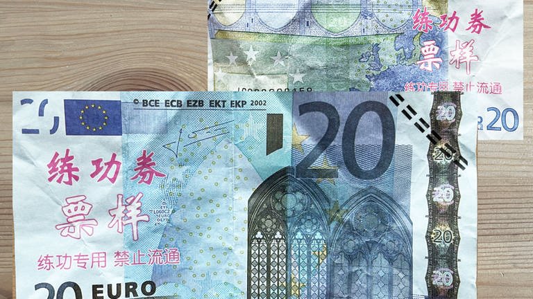 20 Euro-Schein mit in rot aufgedruckten asiatischen Schriftzeichen (Foto: Pressestelle, Polizei Ingelheim)
