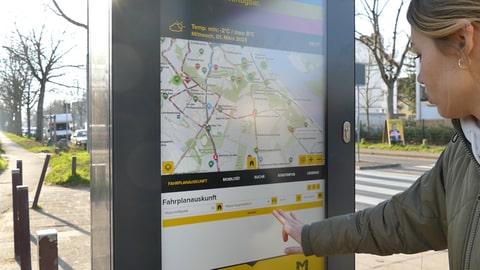 An den digitalen Infosäulen an den Haltestellen in Mainz bekommen Fahrgäste Auskünfte zu Fahrplänen und dem Liniennetz