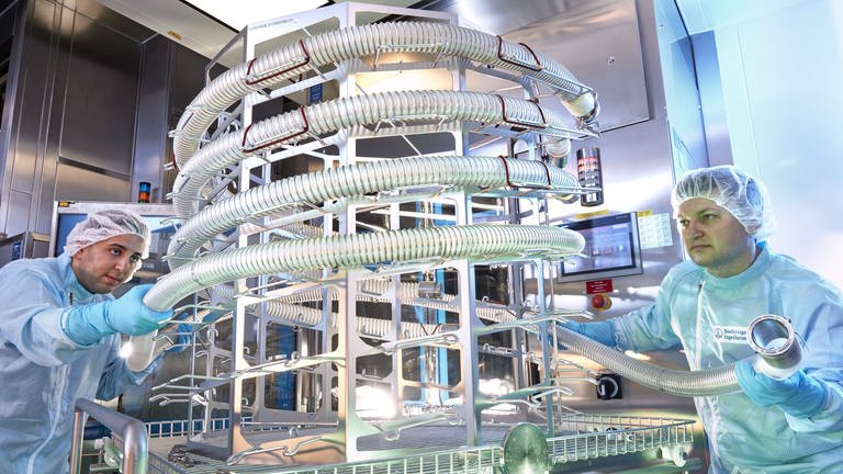 In der neuen, rundum digitalisierten "Solids-Launch"-Fabrik stellt Boehringer Ingelheim Tabletten her. Der Pharmakonzern ist inzwischen größer als Bayer. (Foto: Peter Ginter)