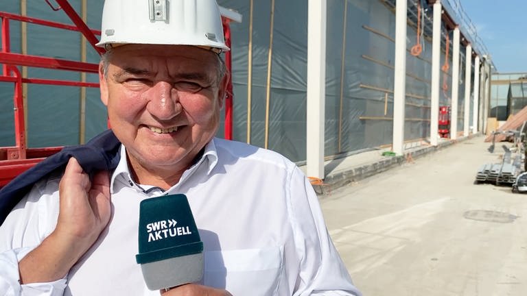Bürgermeister Günter Beck (Grüne) beim SWR-Interview an der Baustelle der Mainzer Rheingoldhalle. (Foto: SWR, Daniel Brusch)