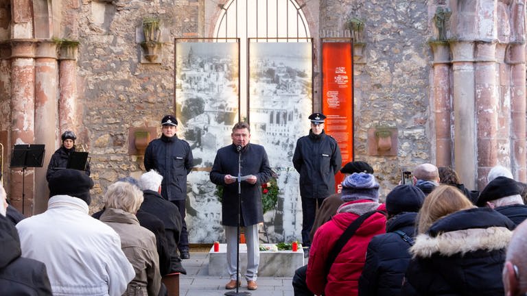 Gedenken am Mahnmal St. Christoph in Mainz. Bürgermeister Günter Beck (Grüne) gemeinsam mit Kirchenvertretern und Bürgerinnen und Bürgern. (Foto: SWR, Daniel Brusch)