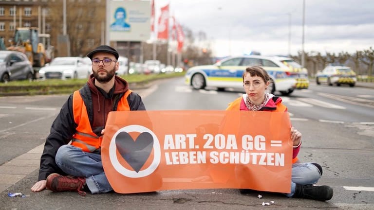 Festgeklebte Klimaaktivisten haben die Theodor-Heuss-Brücke in Mainz blockiert.