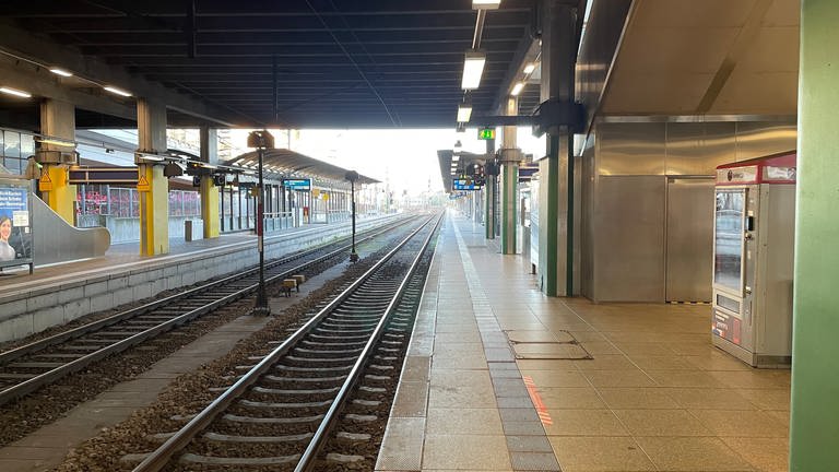 Die Gleise und Bahnsteige im Mainzer Hauptbahnhof sind leer. Durch den bundesweite Warnstreik der Gewerkschaft ver.di sind Busse und Bahnen ausgefallen. Auch am Dienstag kann es noch Einschränkungen bei der DB geben. (Foto: SWR, Stefan Schmelzer)