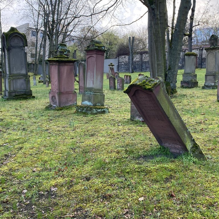 Ein Grabstein auf dem jüdischen Friedhof in Mainz ist in Schräglage und kippt fast um. Die Steine sind teilweise in schlechtem Zustand und müssen restauriert werden.