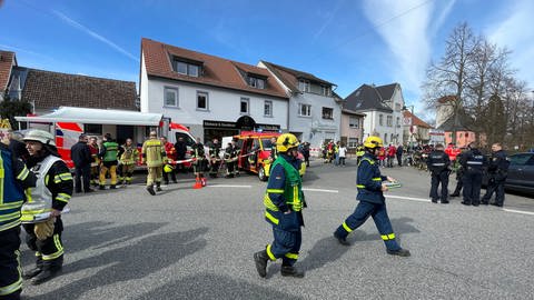 Feuerwehr, Polizei und Rettungsdienst sind im Einsatz. Im Ingelheimer Stadtteil Heidesheim ist nach einer Explosion ein Haus eingestürzt. (Foto: SWR)