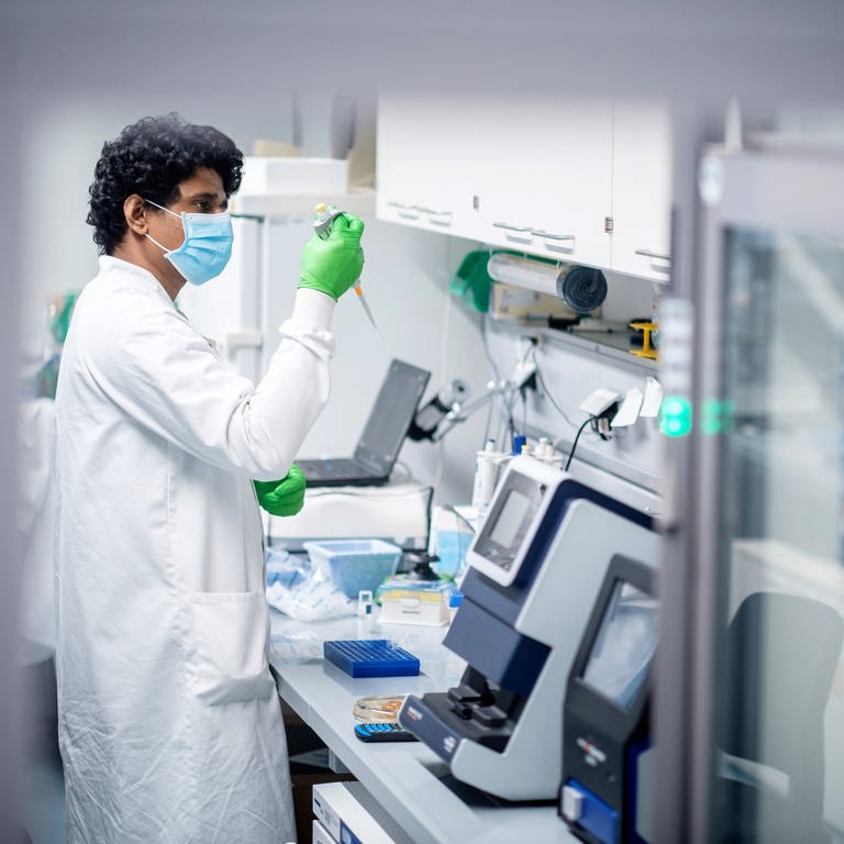 Ein Mitarbeiter des Biotechnologie-Unternehmens Biontech arbeitet in einem Labor.