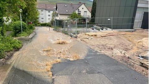 Wegen des Wasserrohrbruchs ist die Pennrichstraße in Bingen überschwemmt. (Foto: Polizeiinspektion Bingen)