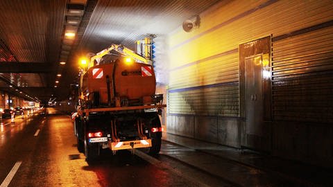 Mit einem Unimog werden die Wände am Hechtsheimer Tunnel auf der Autobahn 60 gereinigt. Dabei läuft der Dreck von sechs Monaten die Wand herunter. (Foto: SWR, Daniel Brusch)