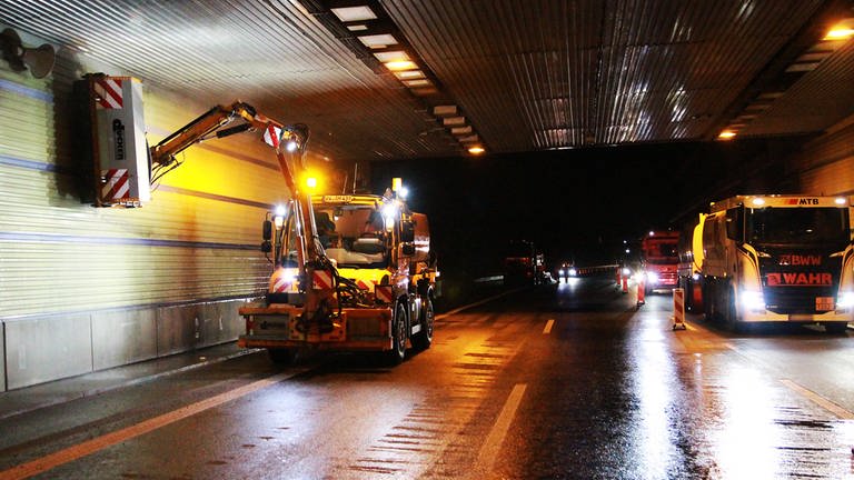 Mit einem Unimog werden die Wände am Hechtsheimer Tunnel auf der Autobahn 60 gereinigt. Währenddesen wird der Autoverkehr auf einer Spur an der Baustelle vorbeigeführt. (Foto: SWR, Daniel Brusch)