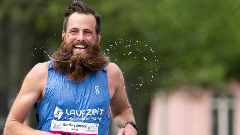Dieser Läufer hat viel Spaß beim ersten Gutenberg-Marathon seit Corona. 