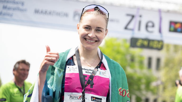 Vaida Žusinaite-Nekriošiene aus Litauen gewinnt als beste Läuferin. 