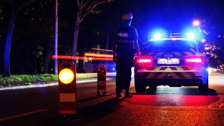 Polizeikontrolle mit Blaulicht und Signallichtern. In Worms sind zwei Männer vor der Polizei geflüchtet und dann aus ihrem fahrenden Auto gesprungen (Foto: SWR, Daniel Brusch)