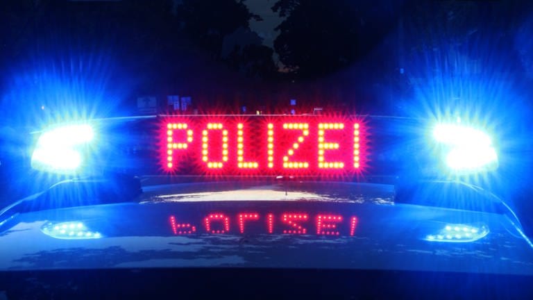 Blaulicht eines Polizeiautos: Sprit ausgegangen: Kran muss Auto aus Baustelle bei Bingen heben