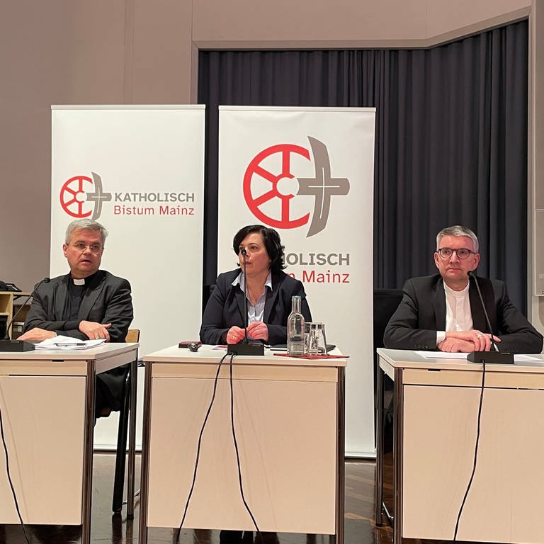 Vertreter des Bistums Mainz, darunter Bischof Kohlgraf, stellen sich den Fragen der Bürger zur Missbrauchsstudie. (Foto: SWR, Stefan Schmelzer)