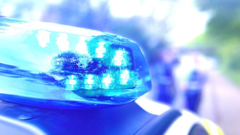 Ein Blaulicht auf einem Polizeiwagen