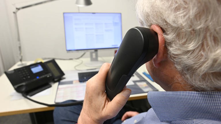 Ein Mitarbeiter der Telefonseelsorge am Telefon. (Foto: dpa Bildfunk, picture alliance/dpa | Felix Hörhager)