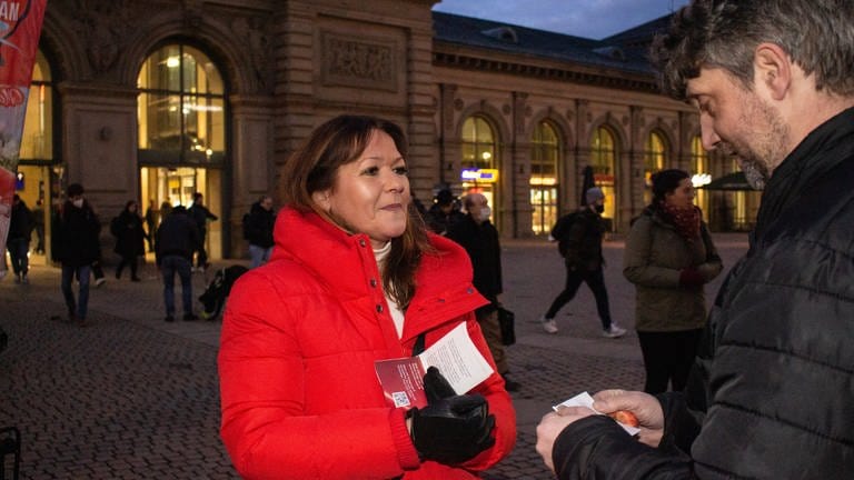 Manuela Matz spricht bei einem Wahlkampftermin mit einem Mainzer Bürger. (Foto: SWR)