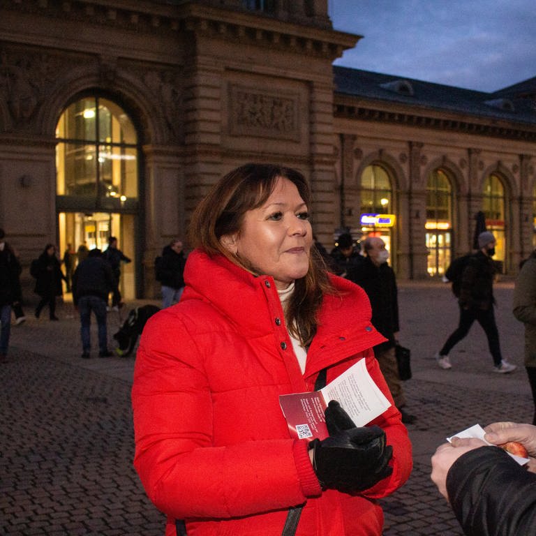 Manuela Matz spricht bei einem Wahlkampftermin mit einem Mainzer Bürger. (Foto: SWR)